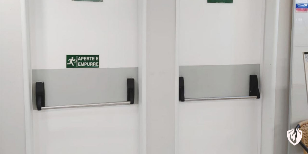 Portas Corta-Fogo: Proteção Essencial Para Ambientes Comerciais e Industriais
